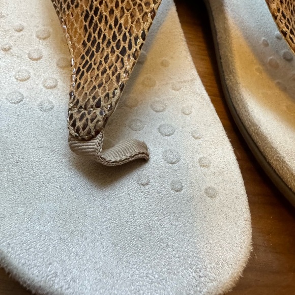 Women's Vionic Tan Sandals women’s sized 6 - Picture 8 of 11